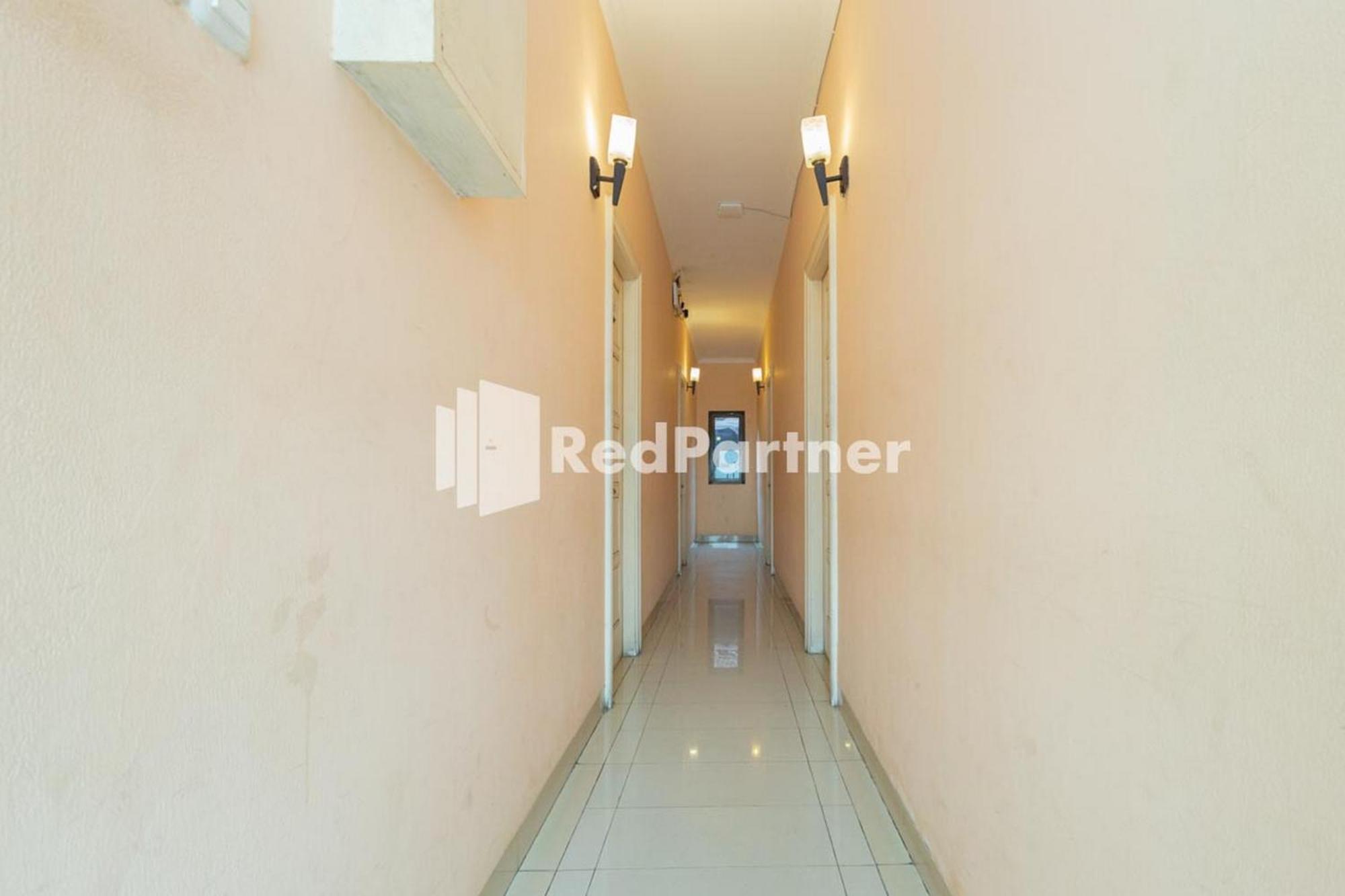 Star Hotel Jaksa Mitra Reddoorz Jakarta Exterior foto